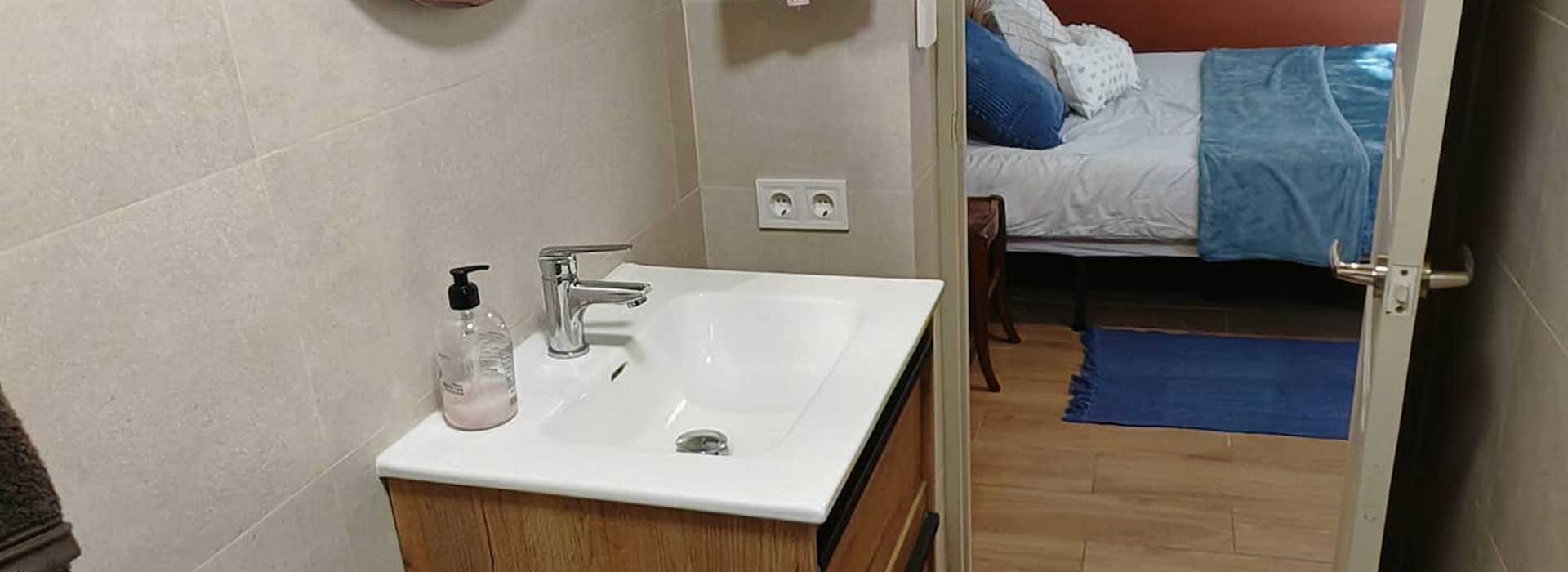 Bagno con doccia e WC